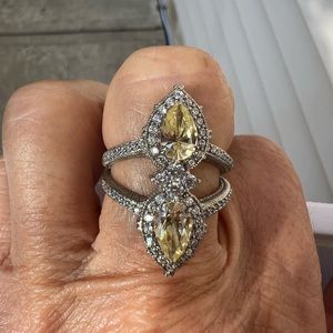 Judith Ripka simulated sz. 8 canary yellow ring. Beautiful detail and sparkle.